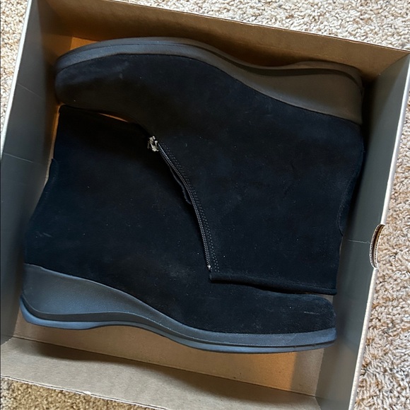 La Canadienne Shiane Black Suede Boots - Picture 5 of 13